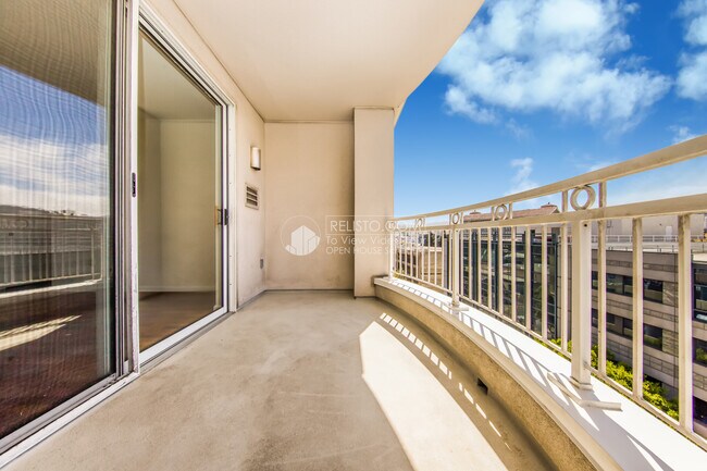 Building Photo - 140 S Van Ness Ave
