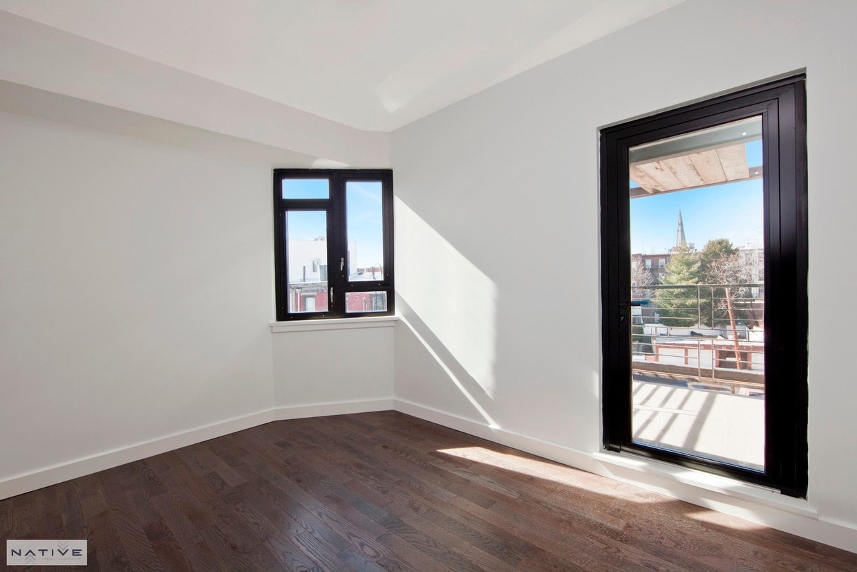 Primary Photo - 186 Greenpoint Ave