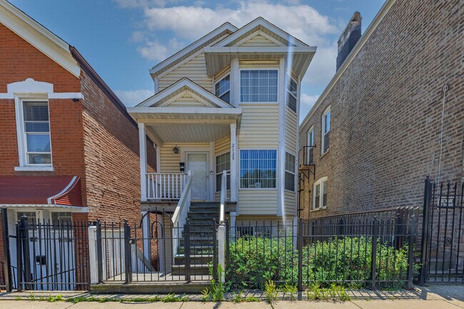 Building Photo - 2127 W 18th Pl