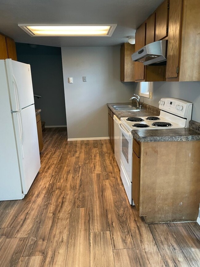 Building Photo - 3 Bedroom Townhome with a Garage!