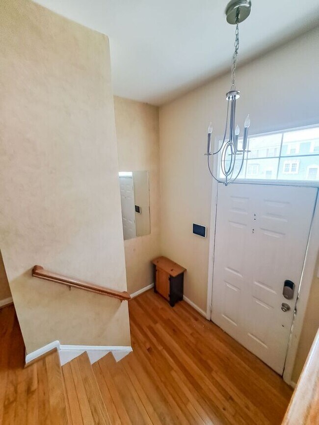 Building Photo - Gorgeous 3-Level Townhome Near Metro, Hard...