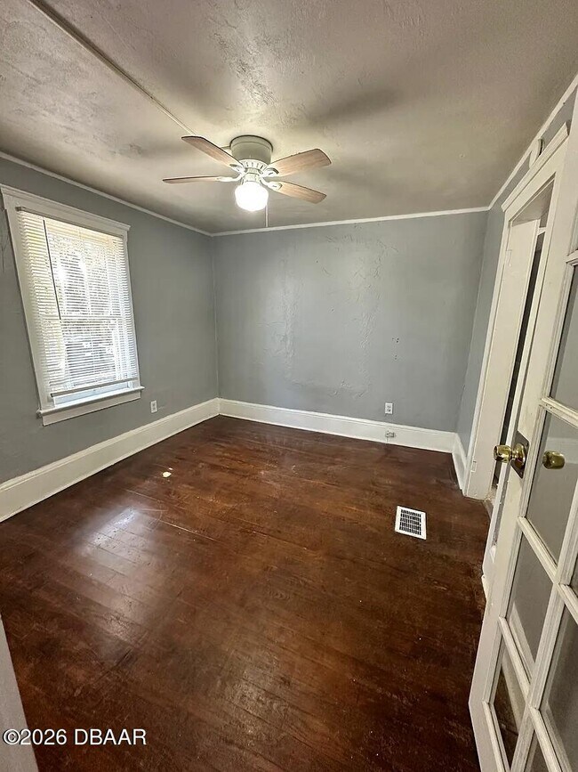 Building Photo - 827 N Oleander Ave