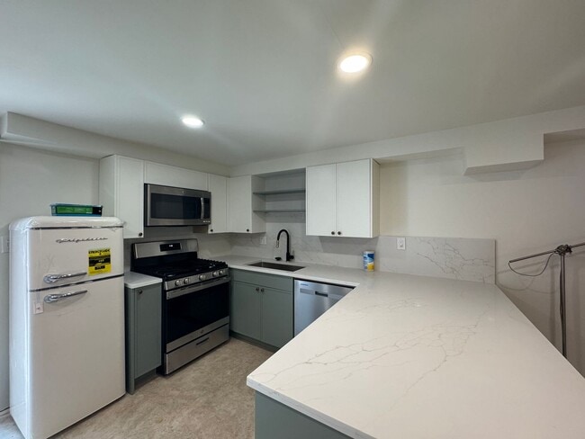 Foto del edificio - Newly Remodeled 2BR/1BA Lower-Level Unit