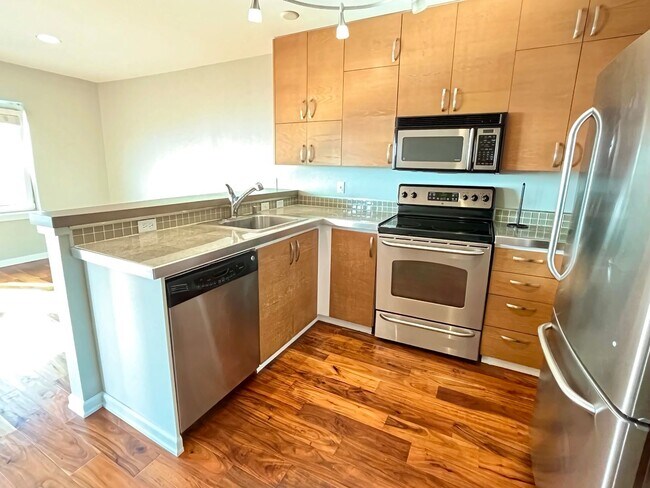 Building Photo - 2 bed/1bath Belltown full waterfront view ...