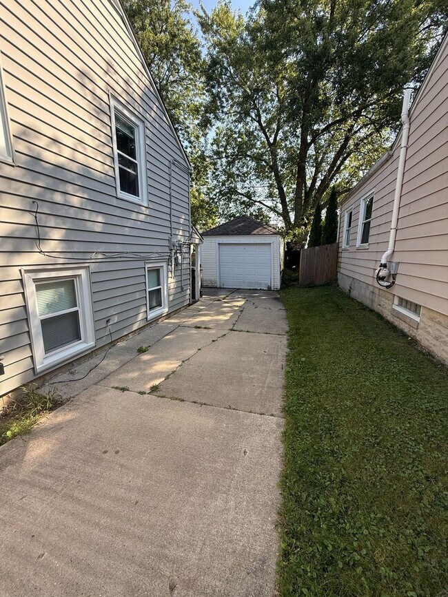 Foto del edificio - Charming 3-Bedroom Home in Whitefish Bay -...