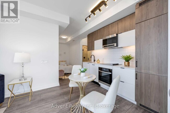 Photo du bâtiment - 8888-8888 Yonge St