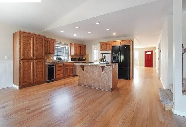 Building Photo - 107 W Lake Dr