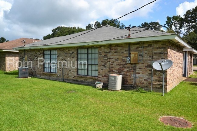 Building Photo - 1128 Willow Creek Dr