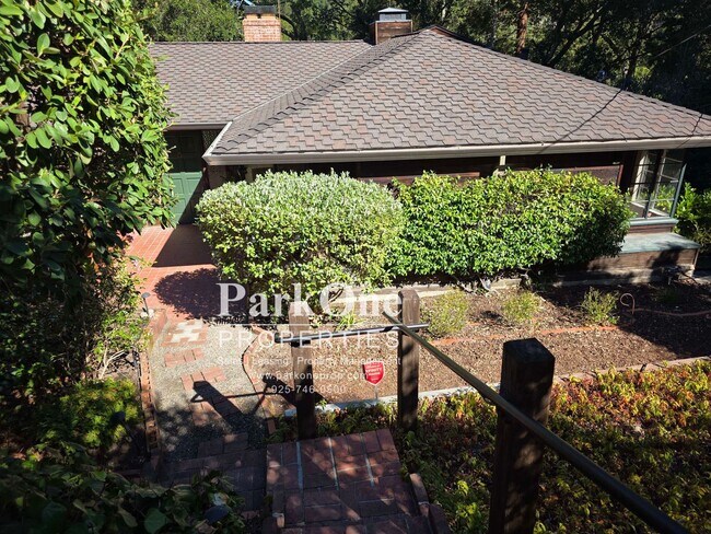 Foto del edificio - Spacious Home on a Private Wooded Lot Now Available!
