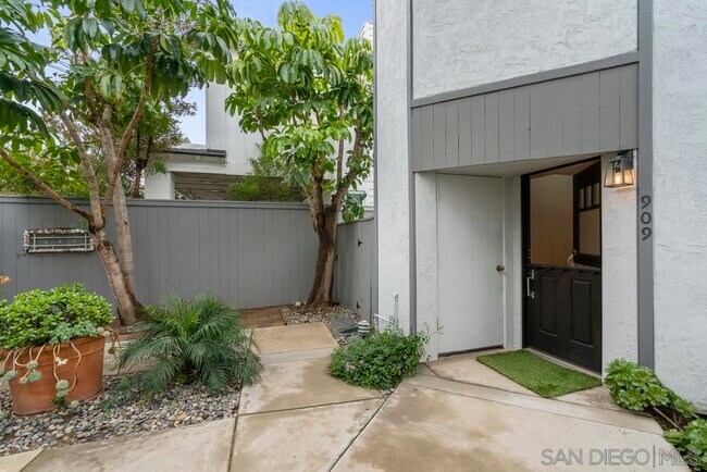Building Photo - 909 Olive Ave
