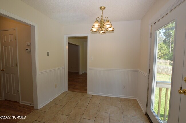 Building Photo - 805 Huff Dr
