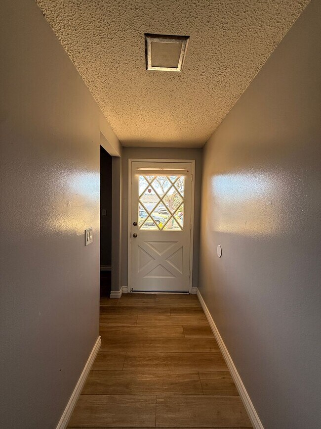 Building Photo - M12150