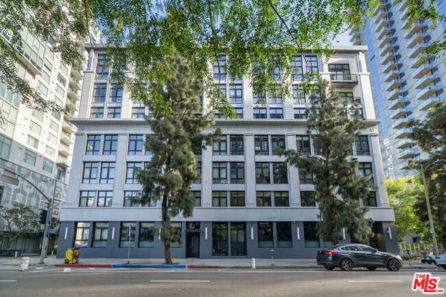 Building Photo - 330 W 11th St