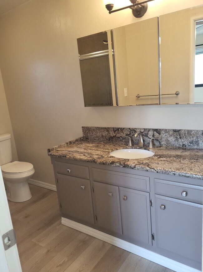 Foto del edificio - 4545 N Meridian Ave