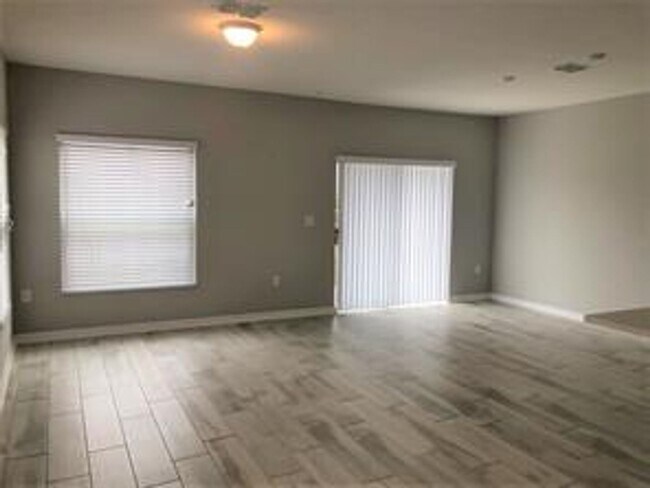 Foto del edificio - 4 Bedroom / 3 Bath End-Unit Townhome in the Towns at White Cedar!