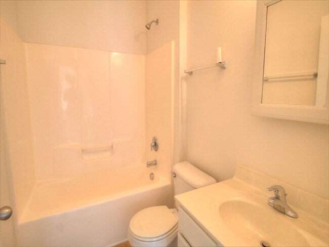 Foto del edificio - Recently Updated 3 Bedroom, 2 Bath Home in...