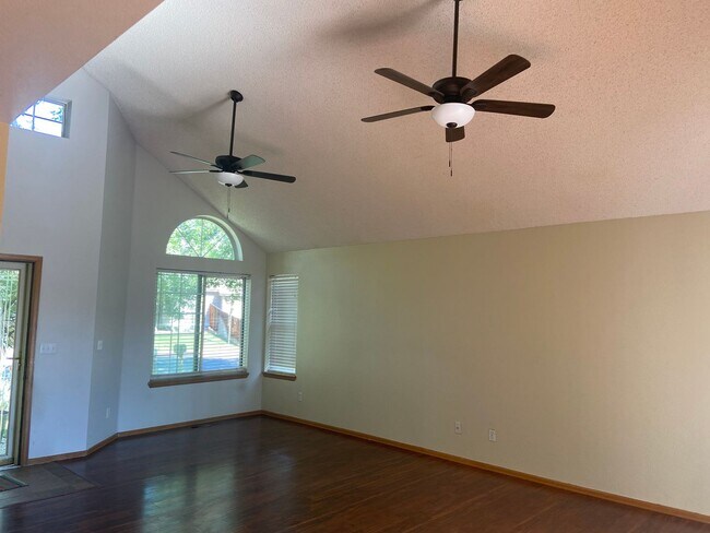 Building Photo - Charming 4 Bedroom 2.5 Bathroom Home in Br...