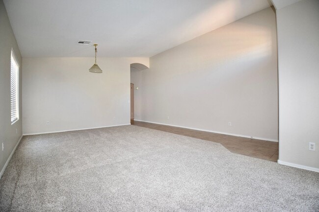 Foto del edificio - Completely remodeled 4 bed 2 bath home in ...