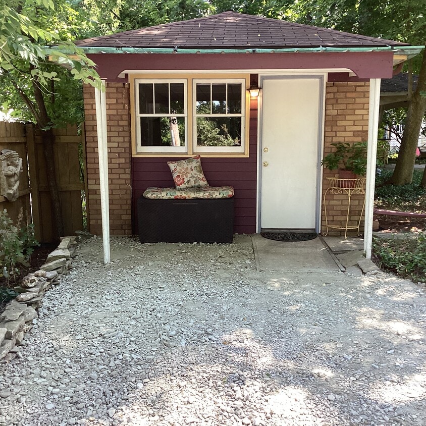 Private apartment one block from campus - 1003 E Hunter Ave