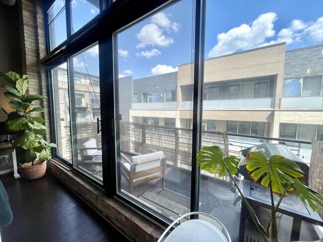 Building Photo - 1 bedroom in Chicago IL 60647
