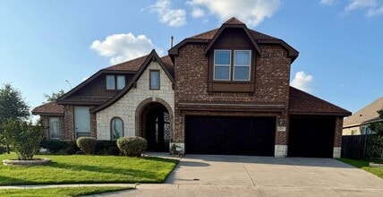 Building Photo - 9401 Cypress Lake Dr