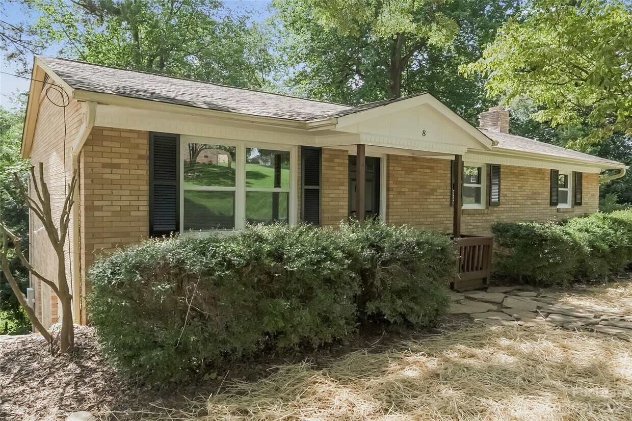 Primary Photo - 8 Hillcrest Dr