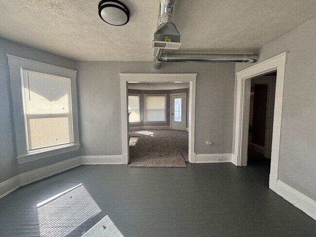 Foto del edificio - 8311 Decker Ave