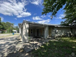 Building Photo - 901 S Sergeant Ave