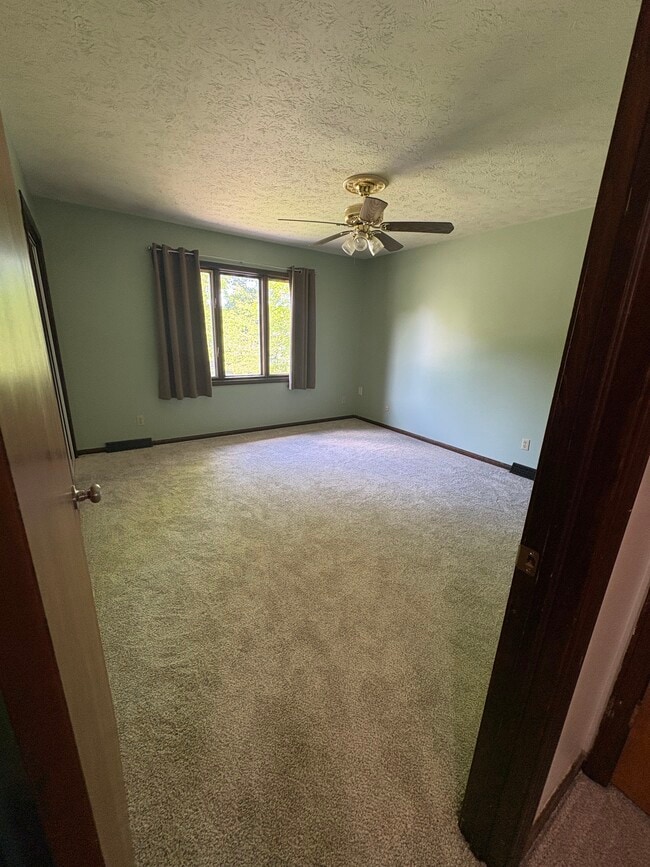 Building Photo - 2410 Hillcrest Dr