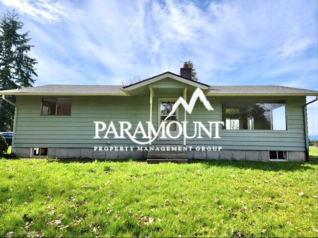 Building Photo - Tucked Away Lower 2 Bedroom Duplex!