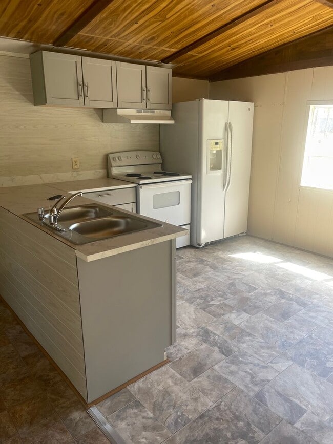 Building Photo - 21 E Juniper Ave