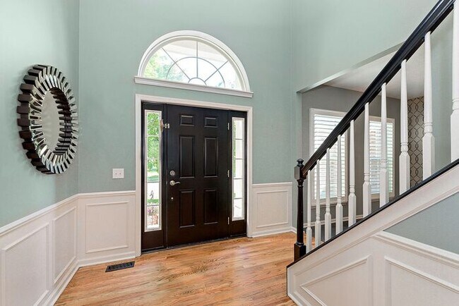 Foto del edificio - Stunning 6 Bed 3.5 Bath Carmel Home With Finished Basement an Fenced Yard!