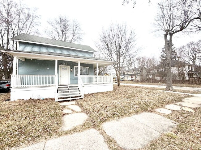 Building Photo - 3 Bedroom, 1 Full Bath