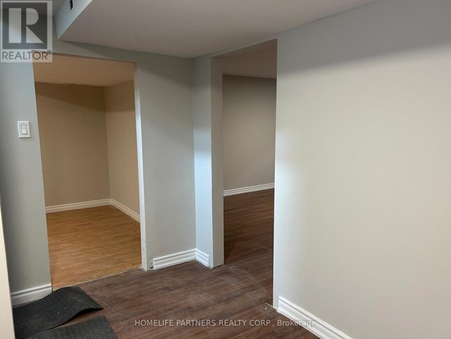 Building Photo - 40 Strathavon Dr