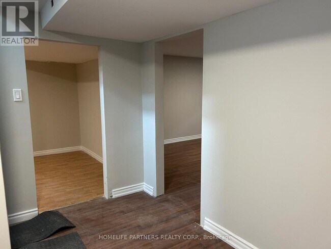 Photo du bâtiment - 40 Strathavon Dr