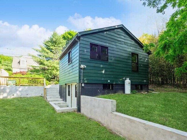 Building Photo - 19 Annan St