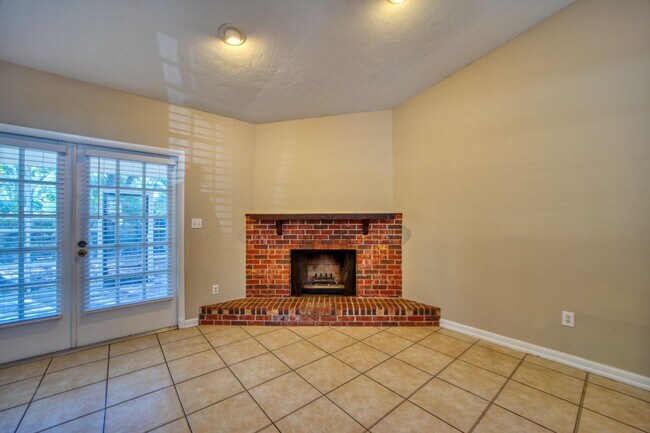Building Photo - SUBLEASE Darling 2 Bedroom House in Northw...
