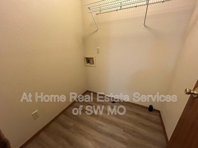 Building Photo - 727 E Bain