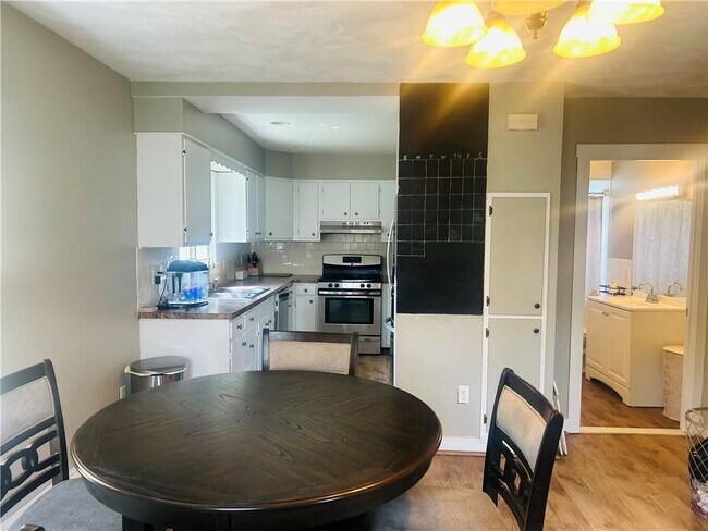 Foto del edificio - 858 Lower River Rd