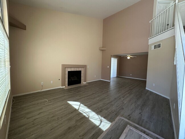 Foto del edificio - Silverado Ranch town-home in a gated commu...