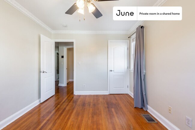 Foto del edificio - Private bedroom in 5 bed/3.5 bath Home