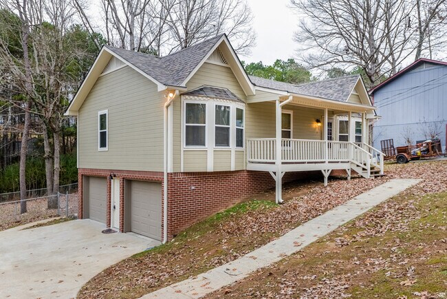 Building Photo - 3BR 2BA Home nestled in the Woods