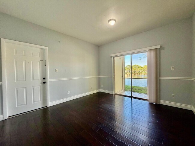 Foto del edificio - 651 Cypress Lake Blvd