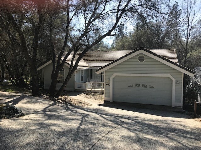 Primary Photo - Beautiful Lake Wildwood Home with private ...