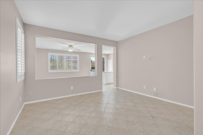 Building Photo - Henderson 4 bedroom plus loft home with bi...