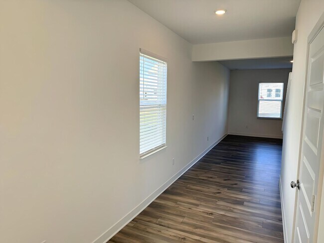Building Photo - Brand New 5 Bed/3 Bath spacious home in Fr...