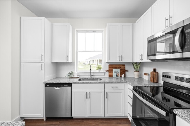 Cocinas blancas brillantes con ventanas. - Hickory Cottages