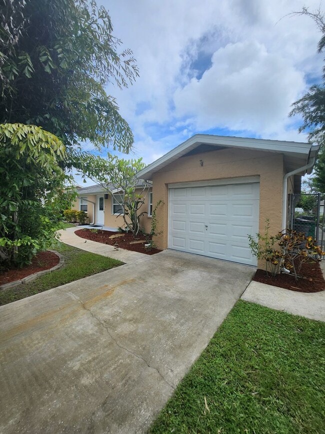 Building Photo - SO CUTE 3 BEDROOM HOME 2 BATH WITH ONE CAR...