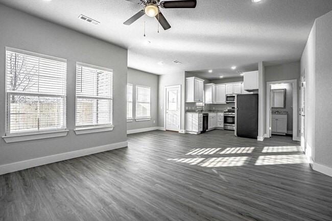Building Photo - 3101 SW Garrison Ln