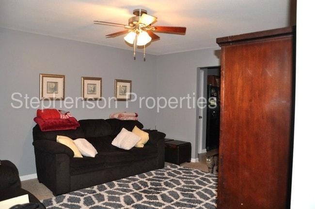 Building Photo - Large 4 bedroom home in Jacobs Creek
